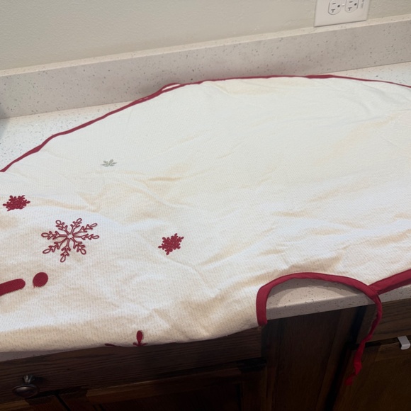 TREE SKIRT - Picture 3 of 8